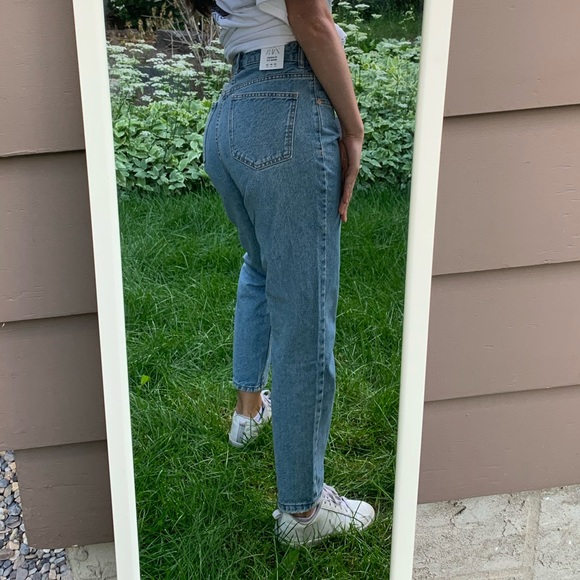 🦋 ZARA Mom Fit Jeans 🦋 - Picture 2 of 5